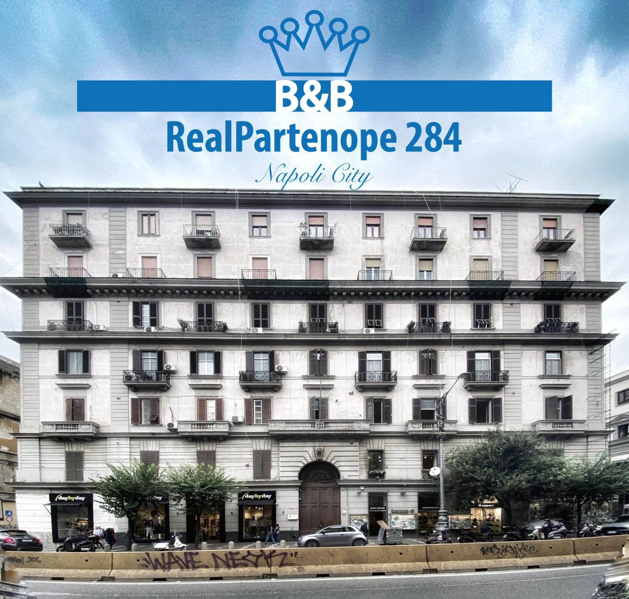 Realpartenope 284 Couette-café *